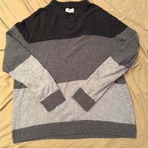 American Eagle 🦅 men’s xl soft black and gray lightweight sweater.
